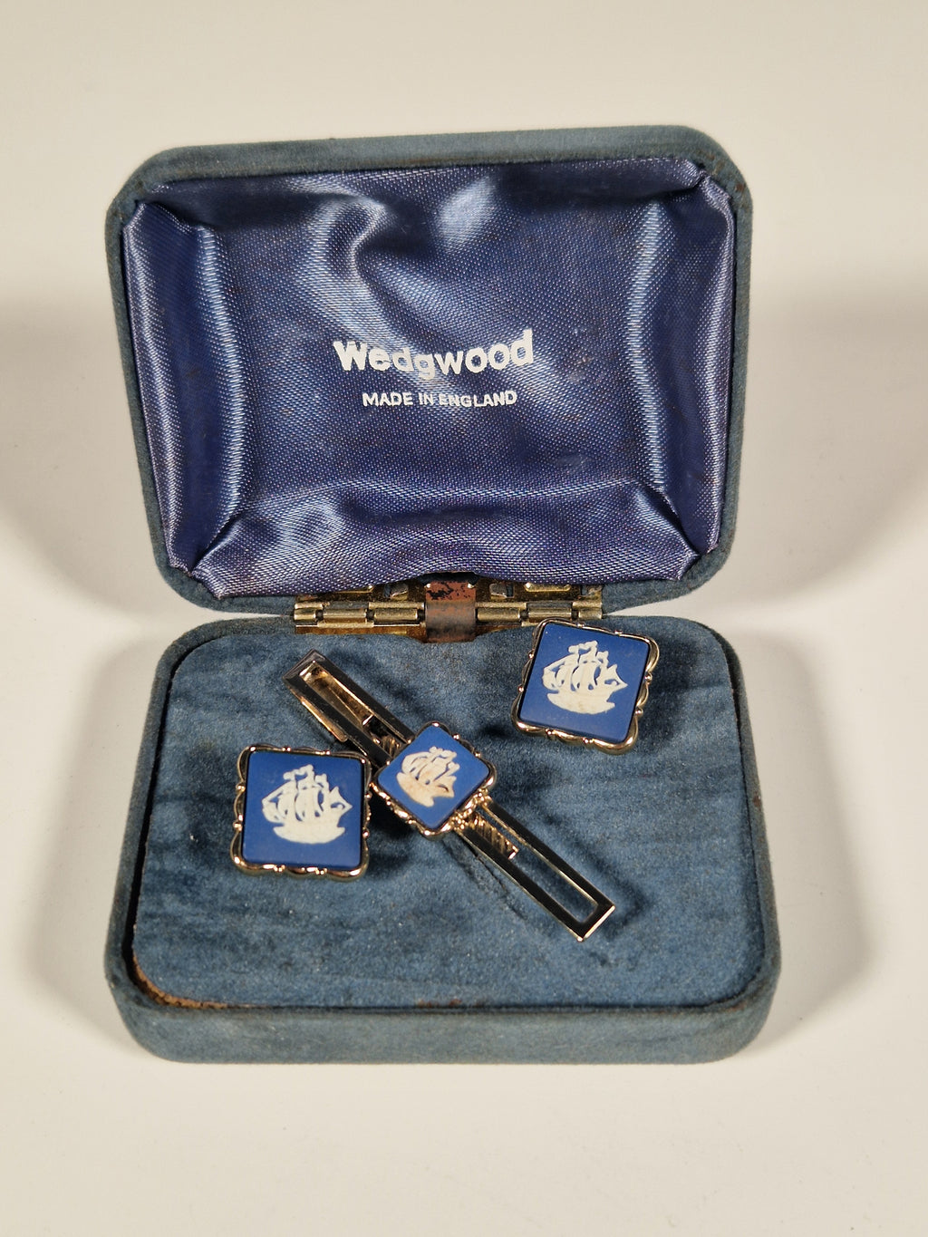 A pair of cufflinks and tiepin from Wedgewood