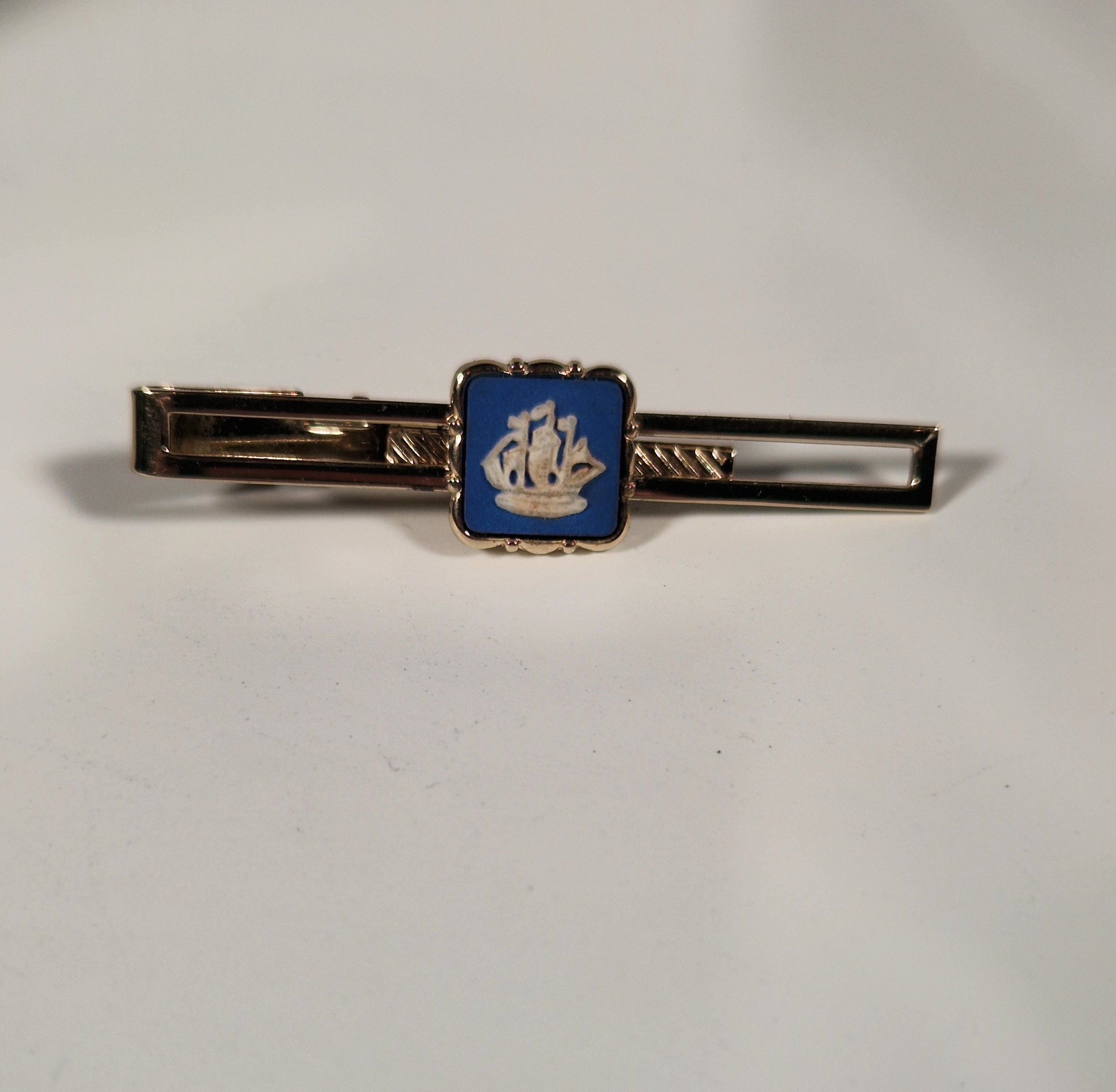 A pair of cufflinks and tiepin from Wedgewood