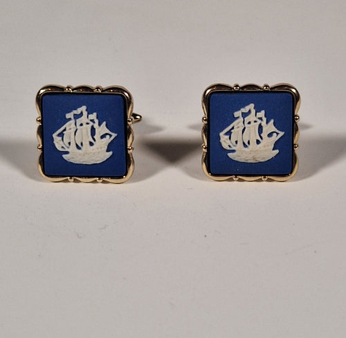 A pair of cufflinks and tiepin from Wedgewood