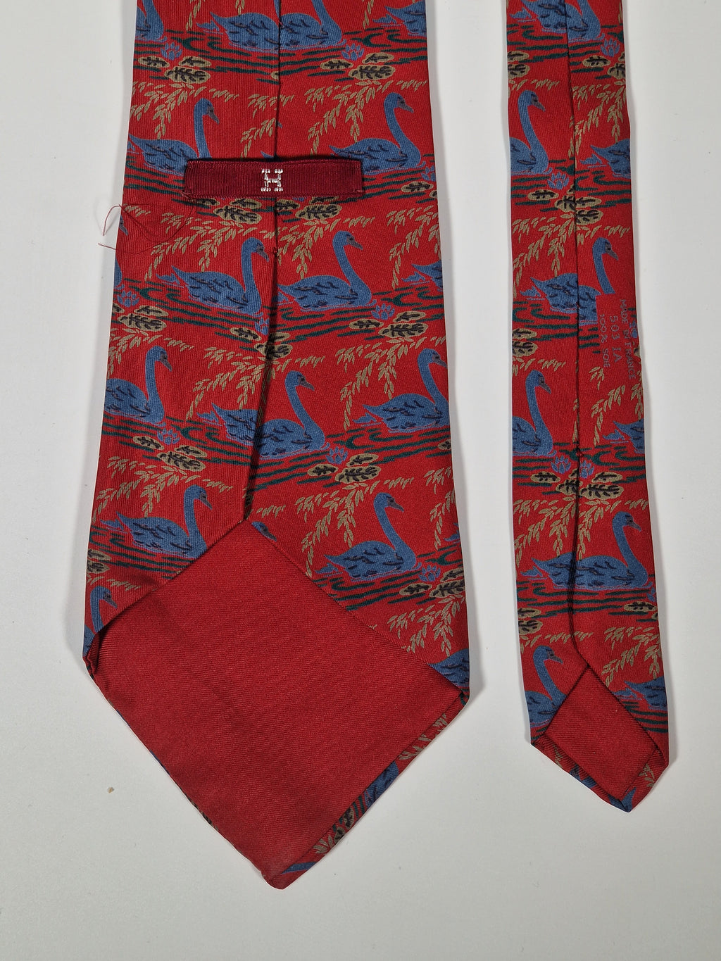 Hermés wide vintage silk tie red and blue svan 503 IA