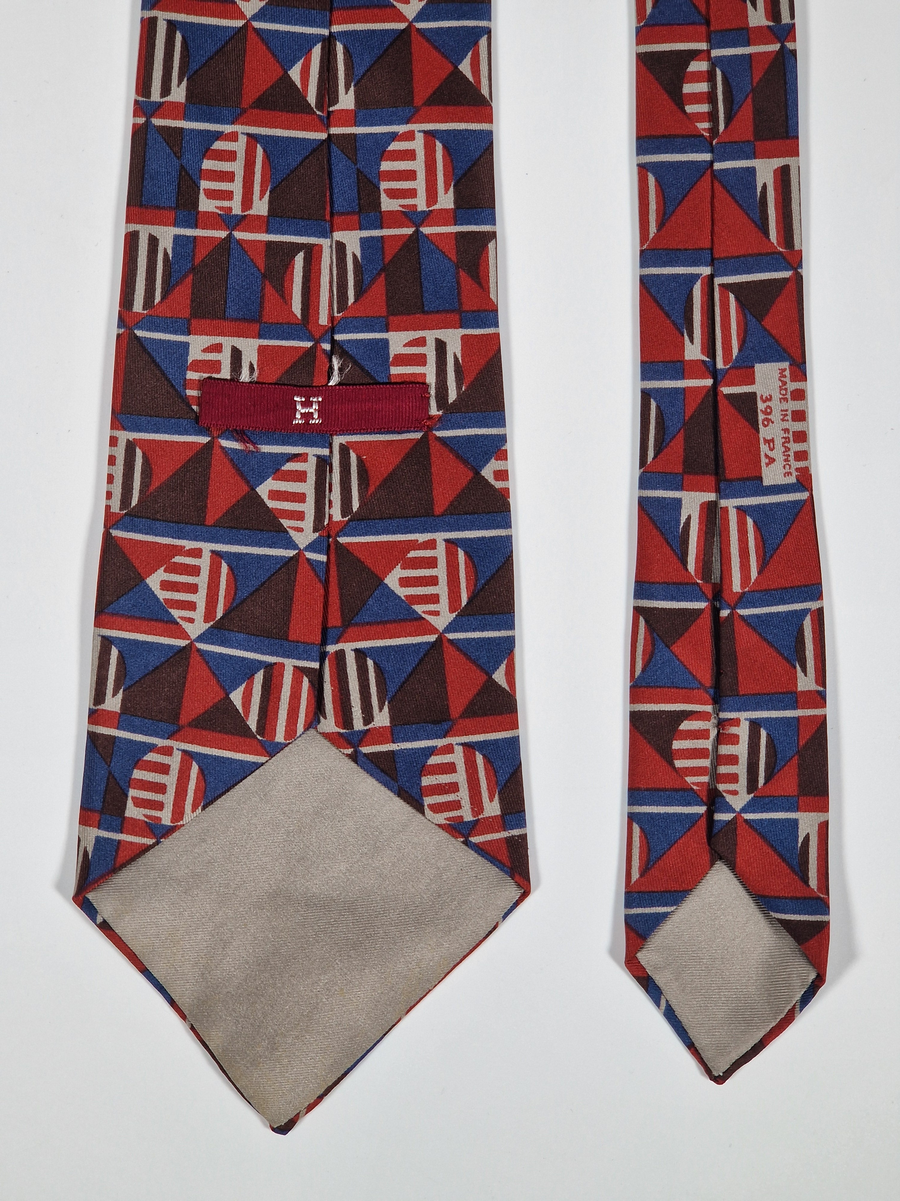 Hermés vintage silk tie geometric pattern blue and red 396 PA