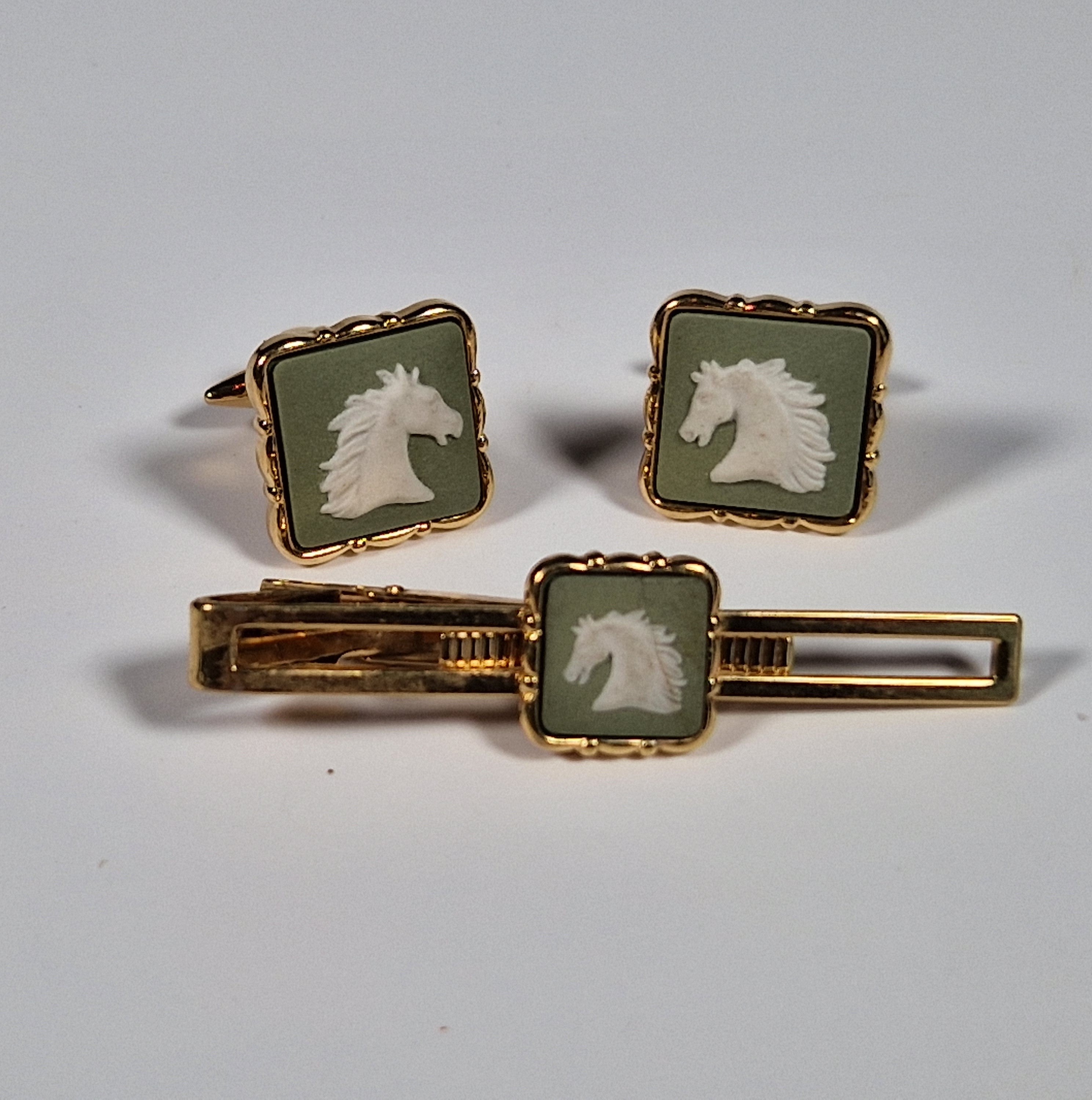 Wedgewood A pair of cufflinks and a tie pin