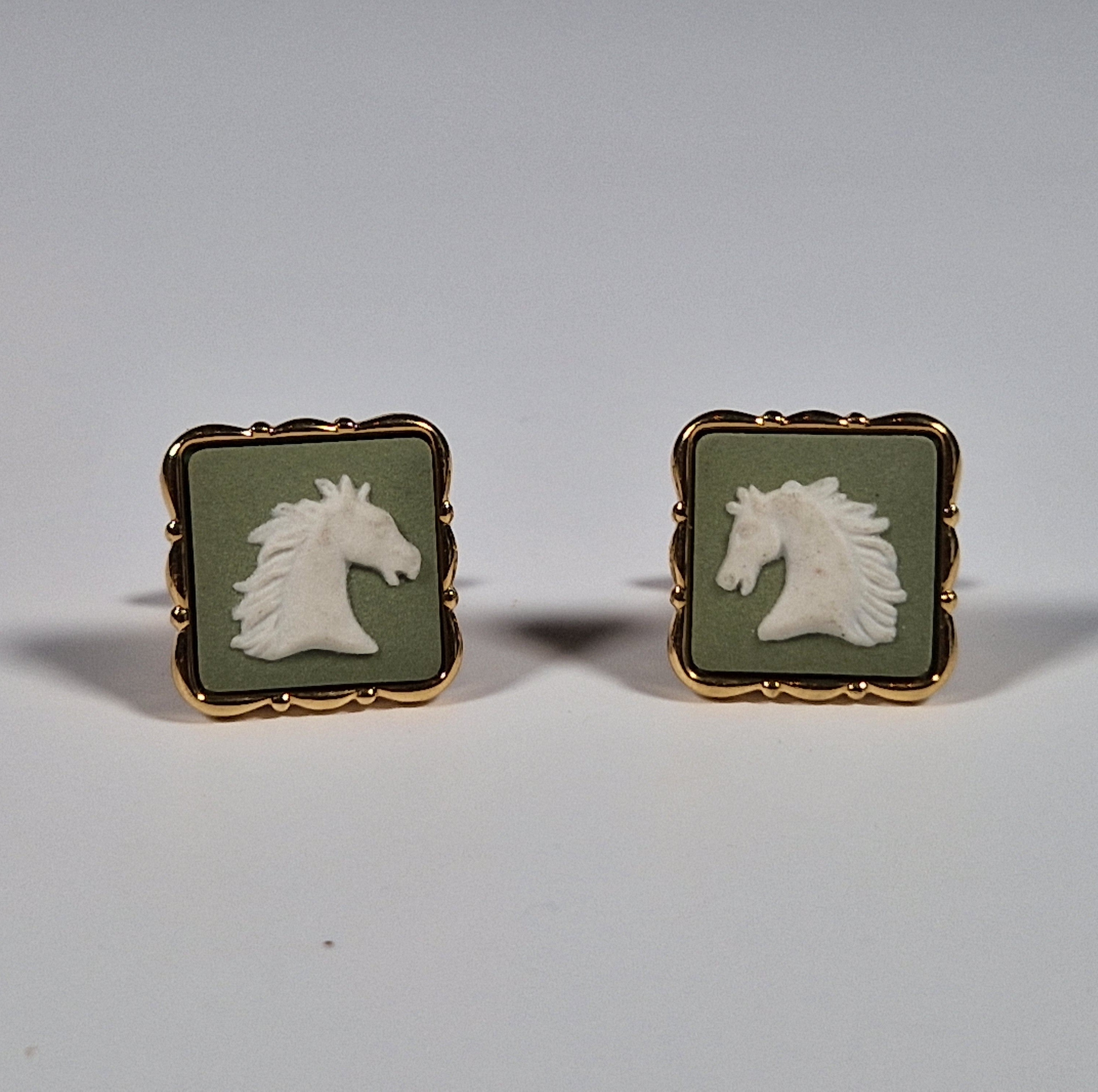 Wedgewood A pair of cufflinks and a tie pin