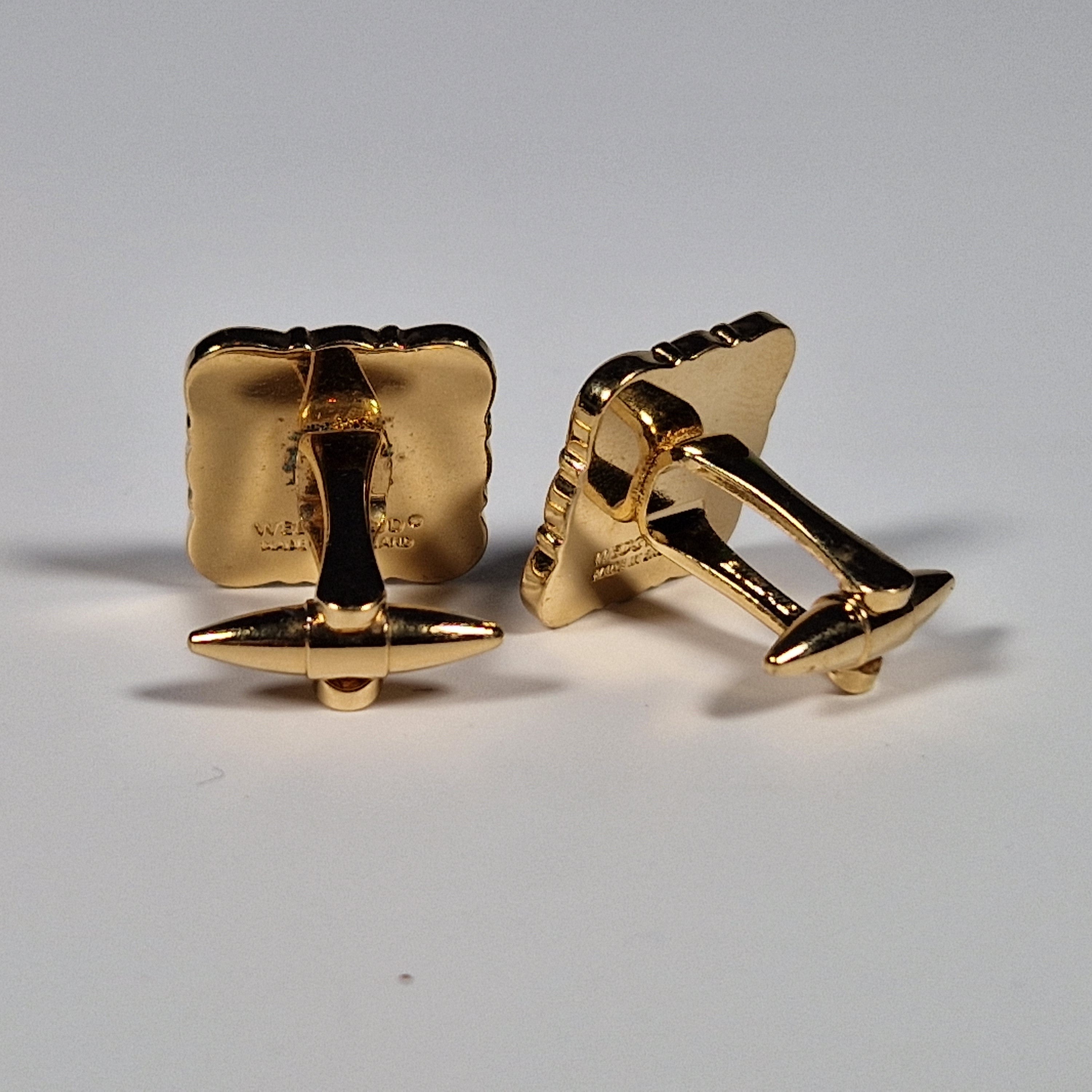 Wedgewood A pair of cufflinks and a tie pin