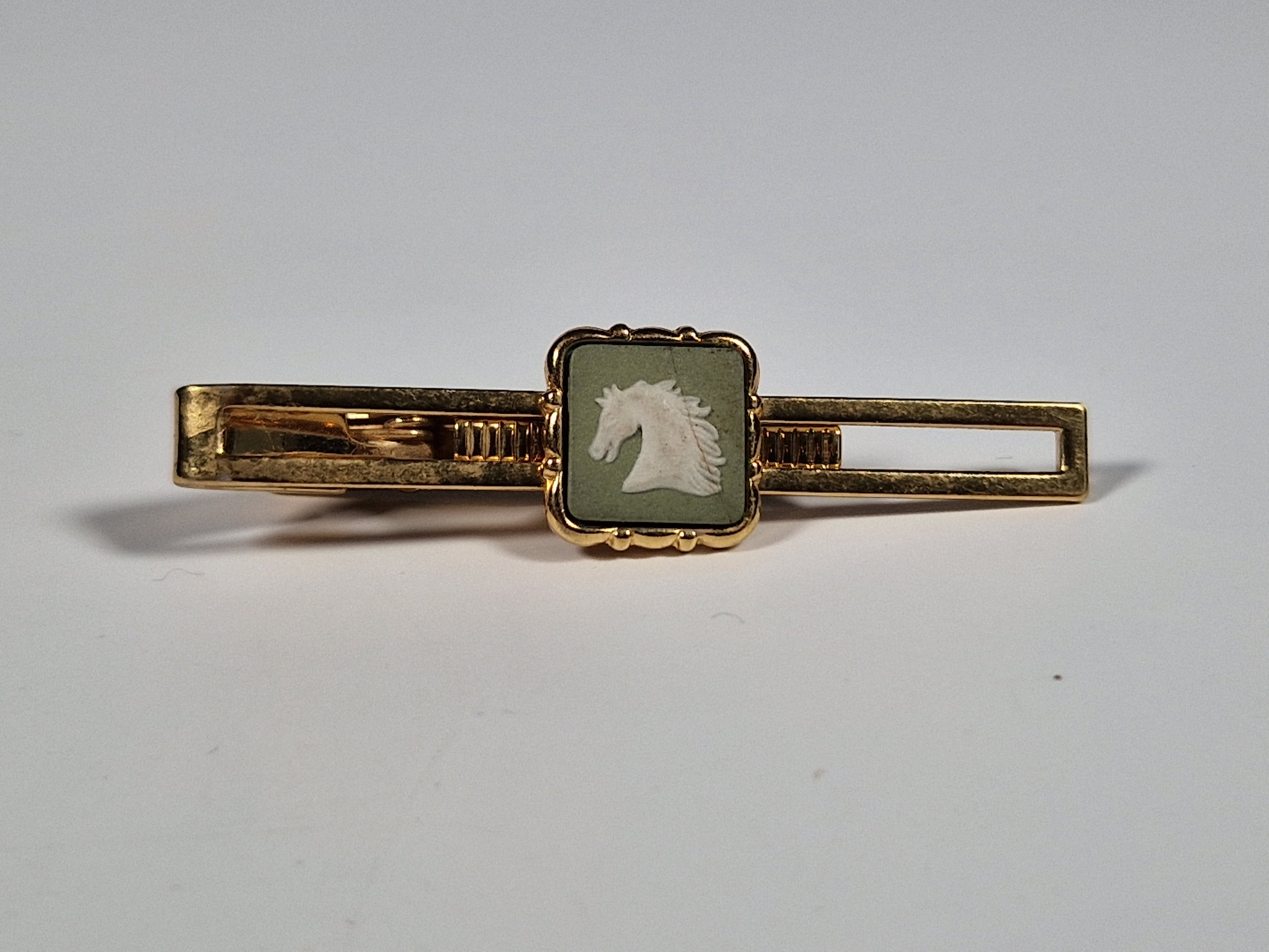 Wedgewood A pair of cufflinks and a tie pin