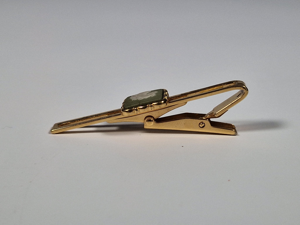 Wedgewood A pair of cufflinks and a tie pin