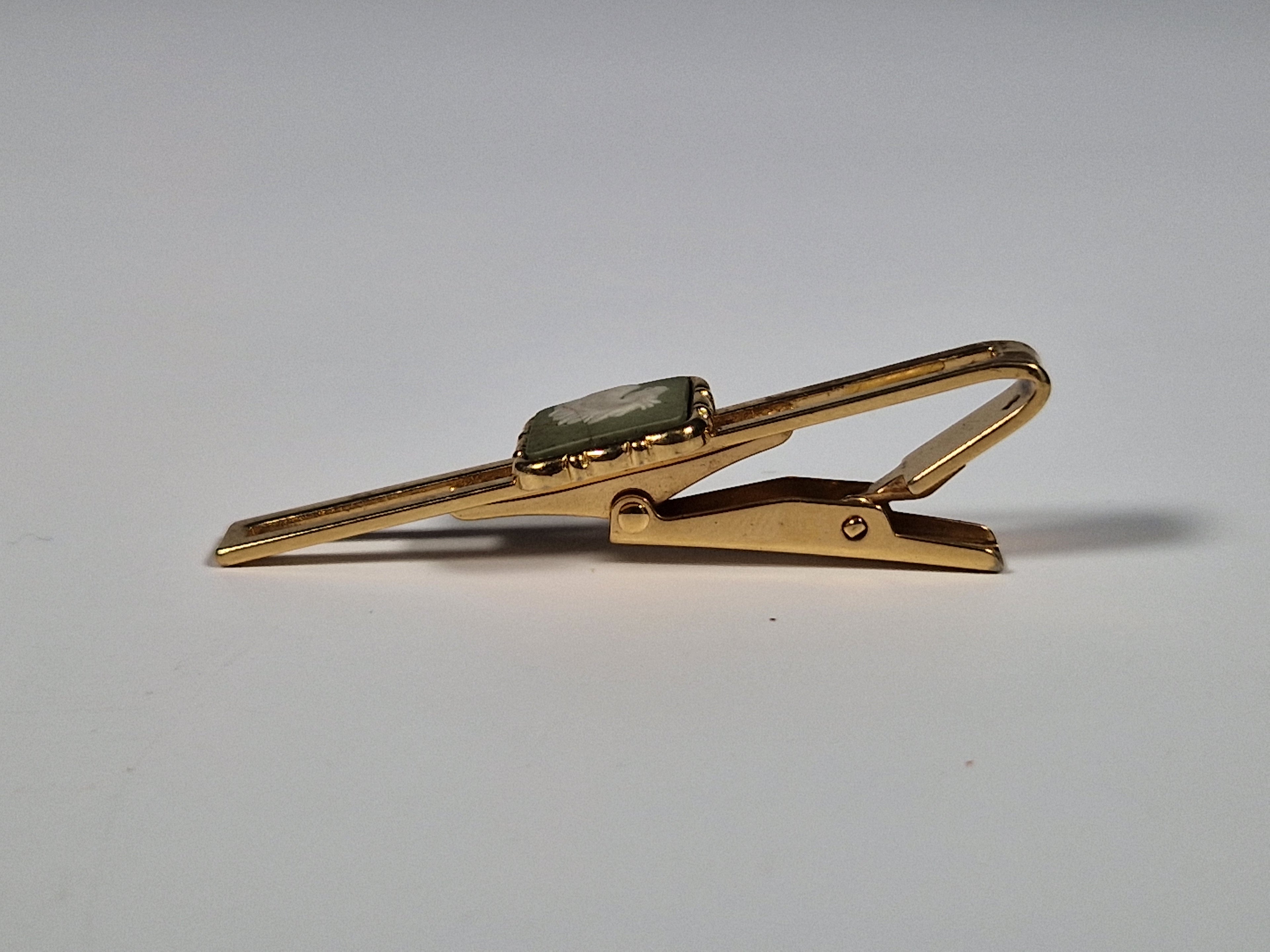 Wedgewood A pair of cufflinks and a tie pin