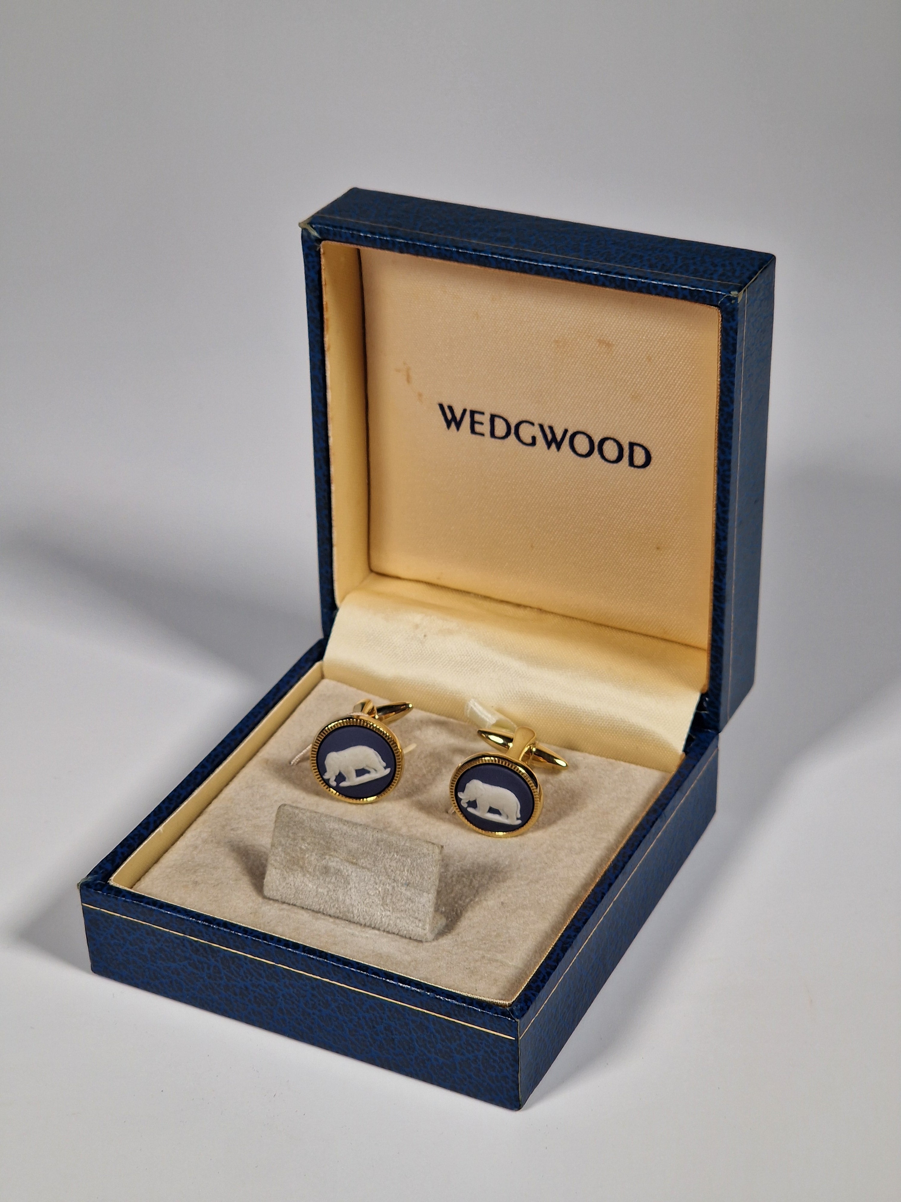 Wedgewood A pair of cufflinks with box