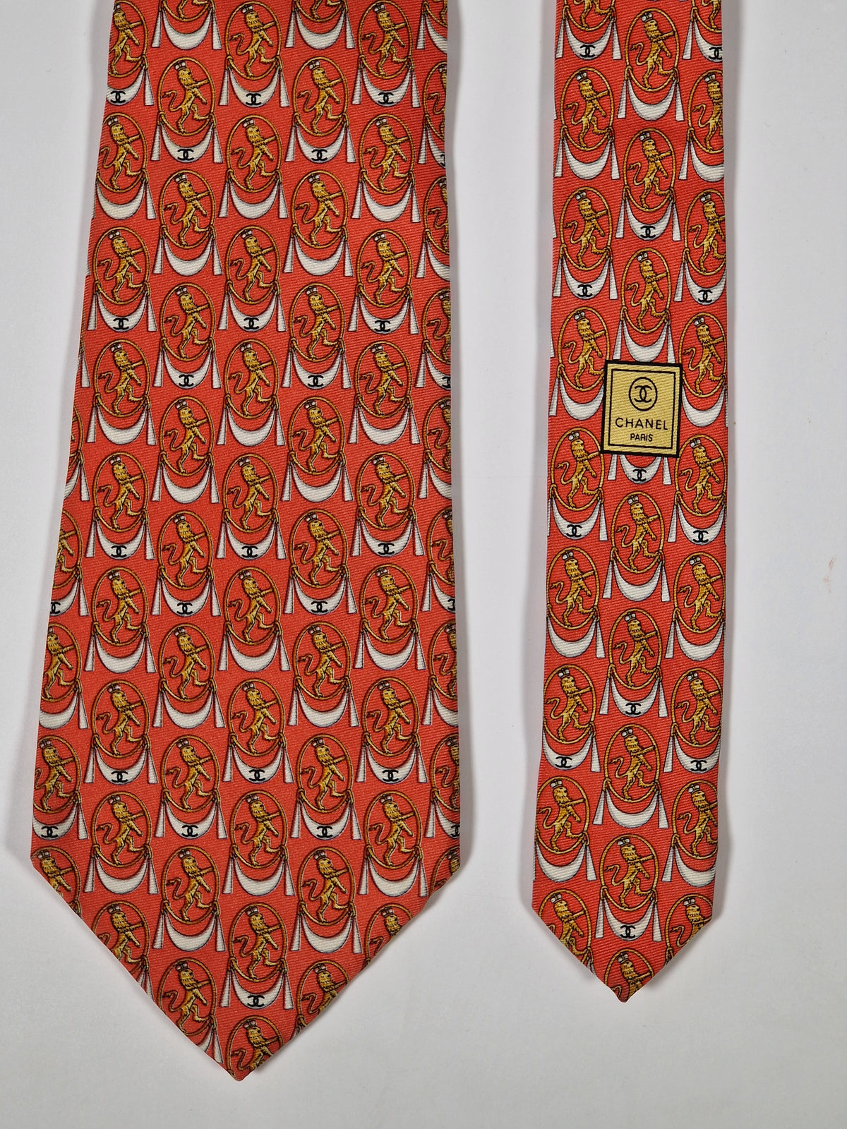 Chane vintage tie with chain.