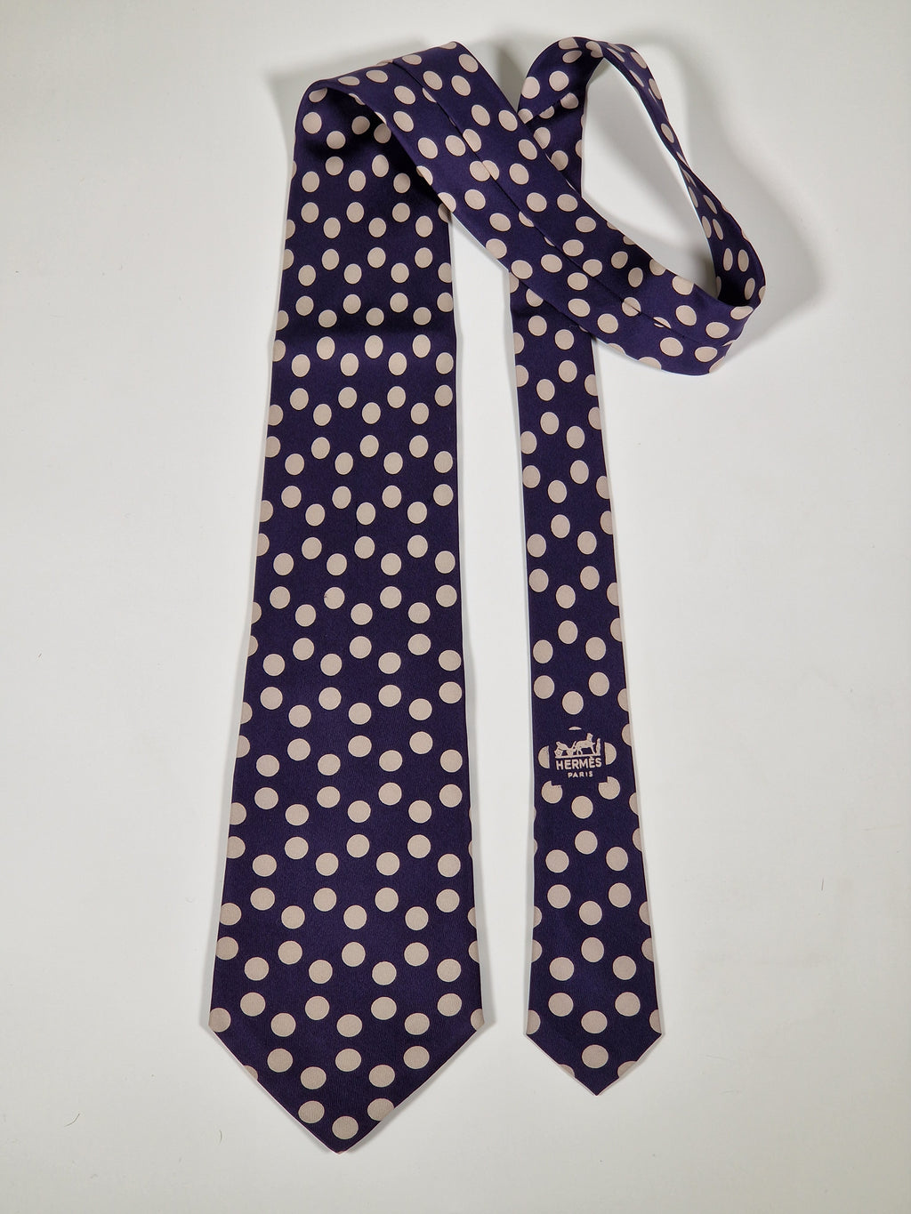 000354 Hermès tie purple spotted 354 MA