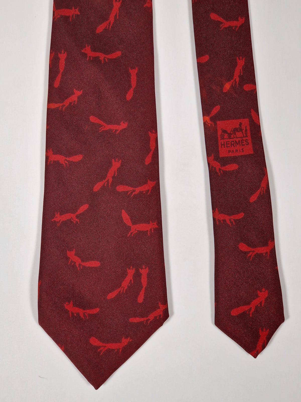 000378 Hermès tie burgundy fox pattern 378 EA