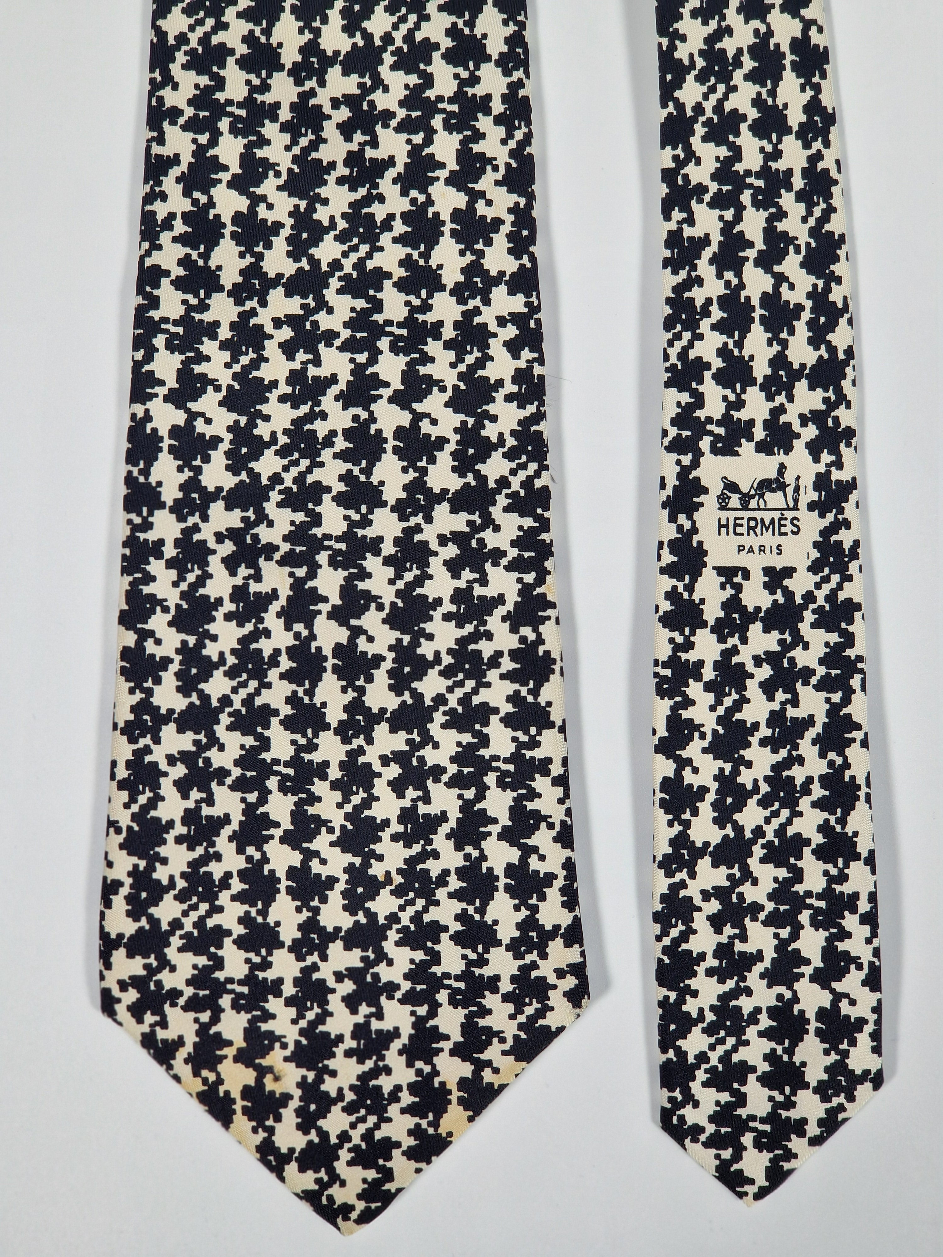 Hermés wide vintage silk tie black and white 437 PA