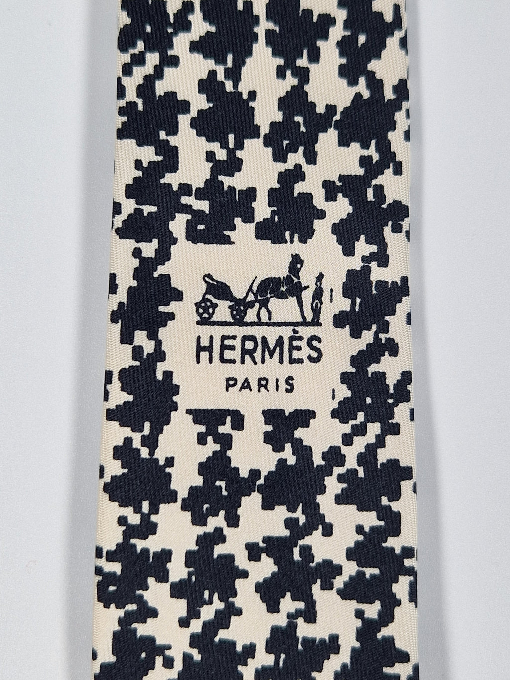 Hermés wide vintage silk tie black and white 437 PA