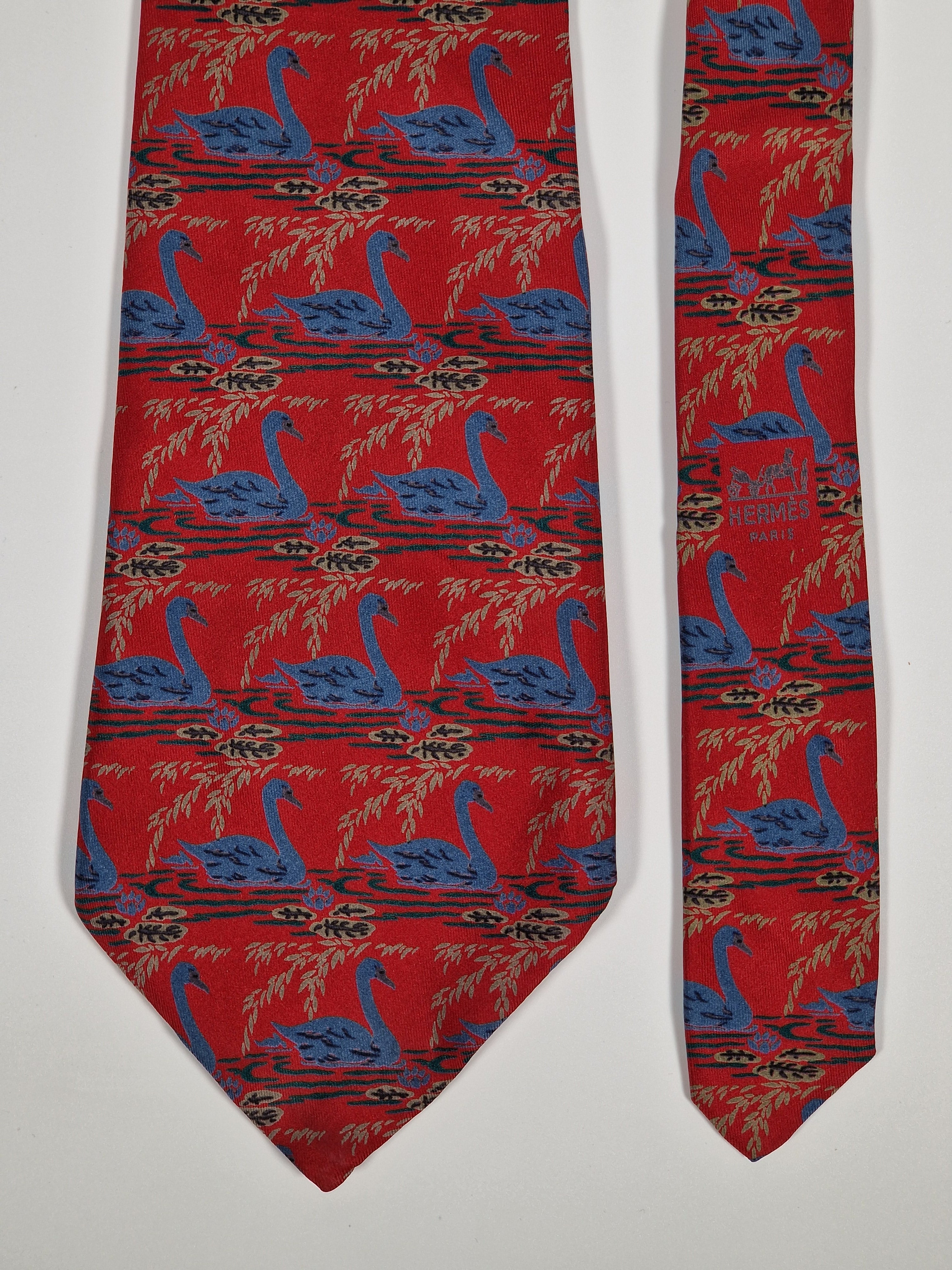 Hermés wide vintage silk tie red and blue svan 503 IA