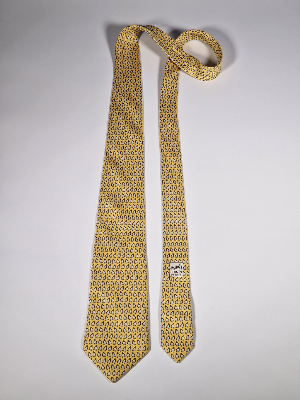 Hermès silk tie yellow whimsical pinguins pattern 5143 HA