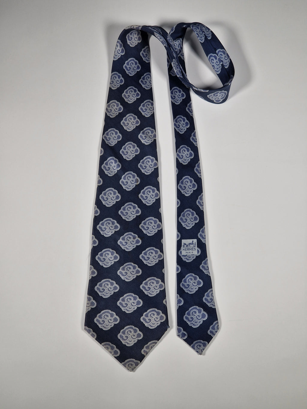 Vintage Hermès silk tie blue clouds 524 IA
