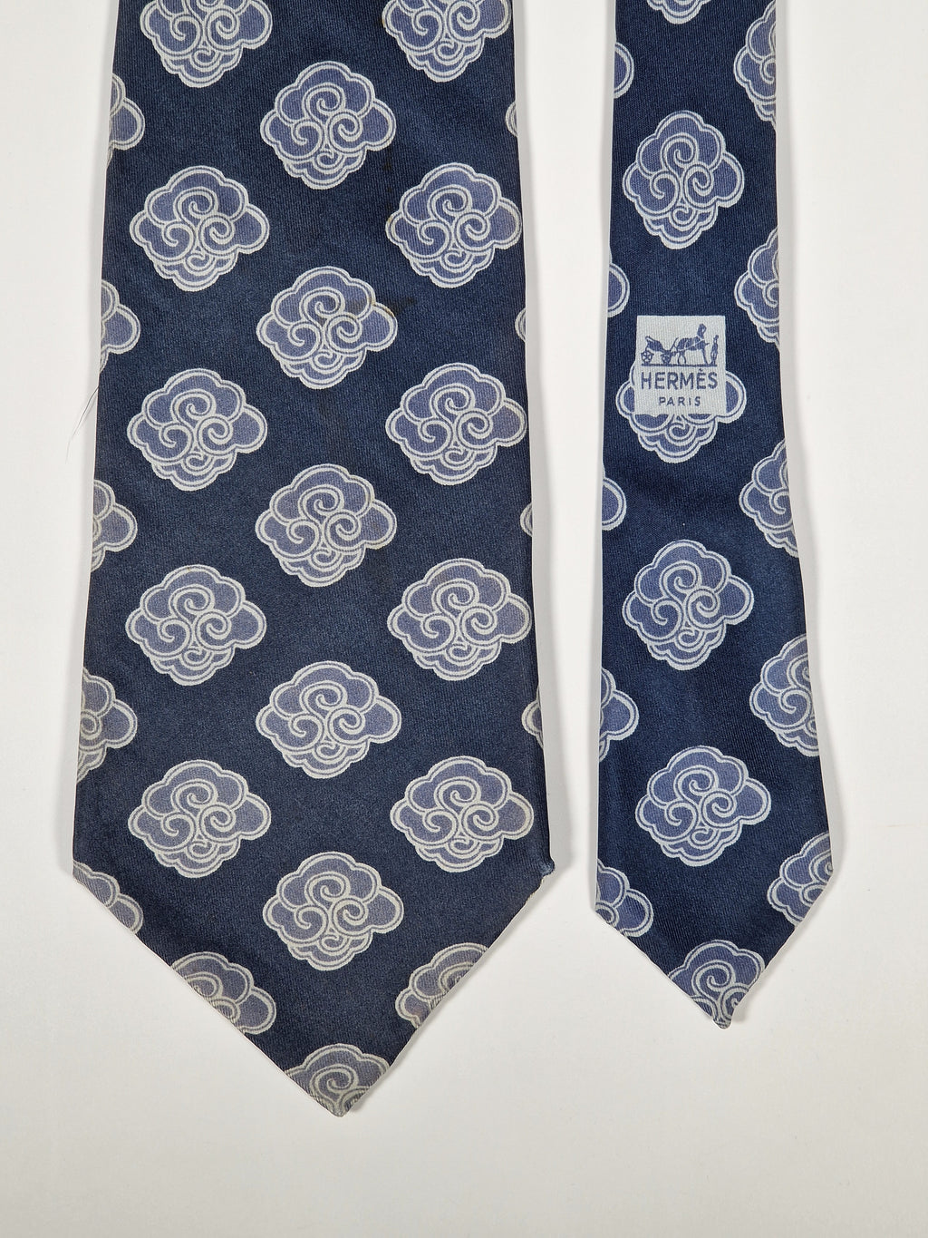 Vintage Hermès silk tie blue clouds 524 IA
