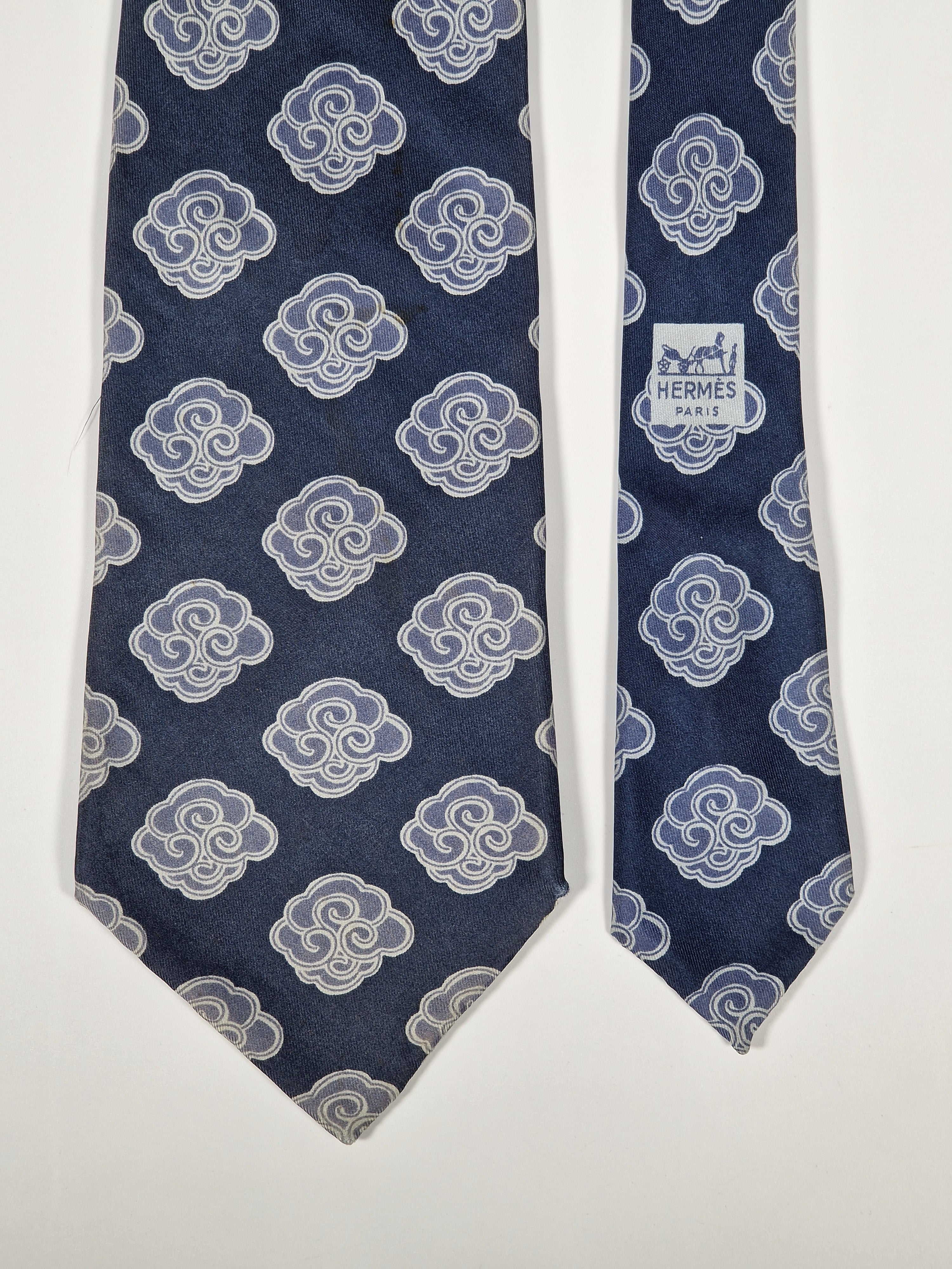 Vintage Hermès silk tie blue clouds 524 IA