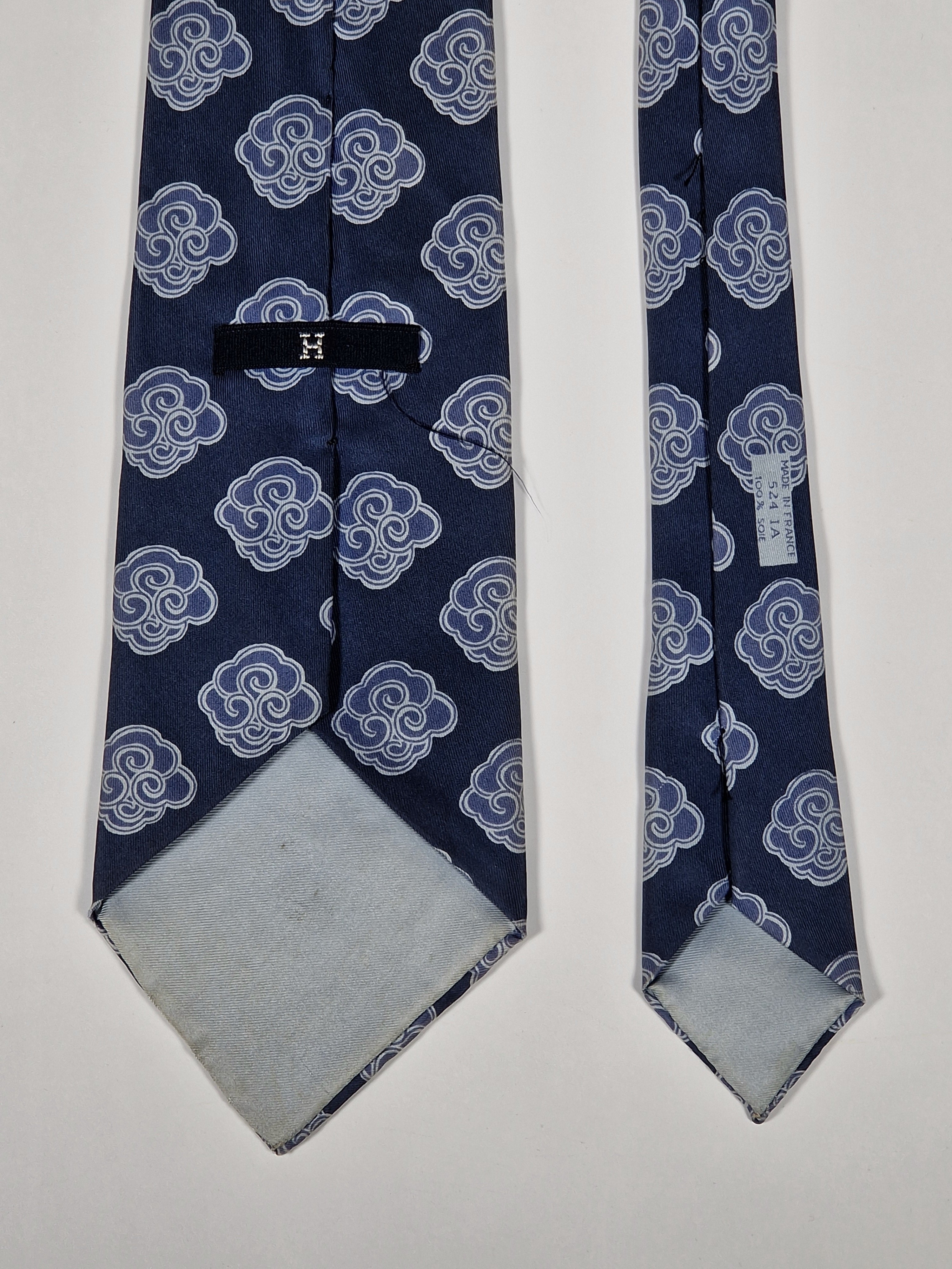 Vintage Hermès silk tie blue clouds 524 IA