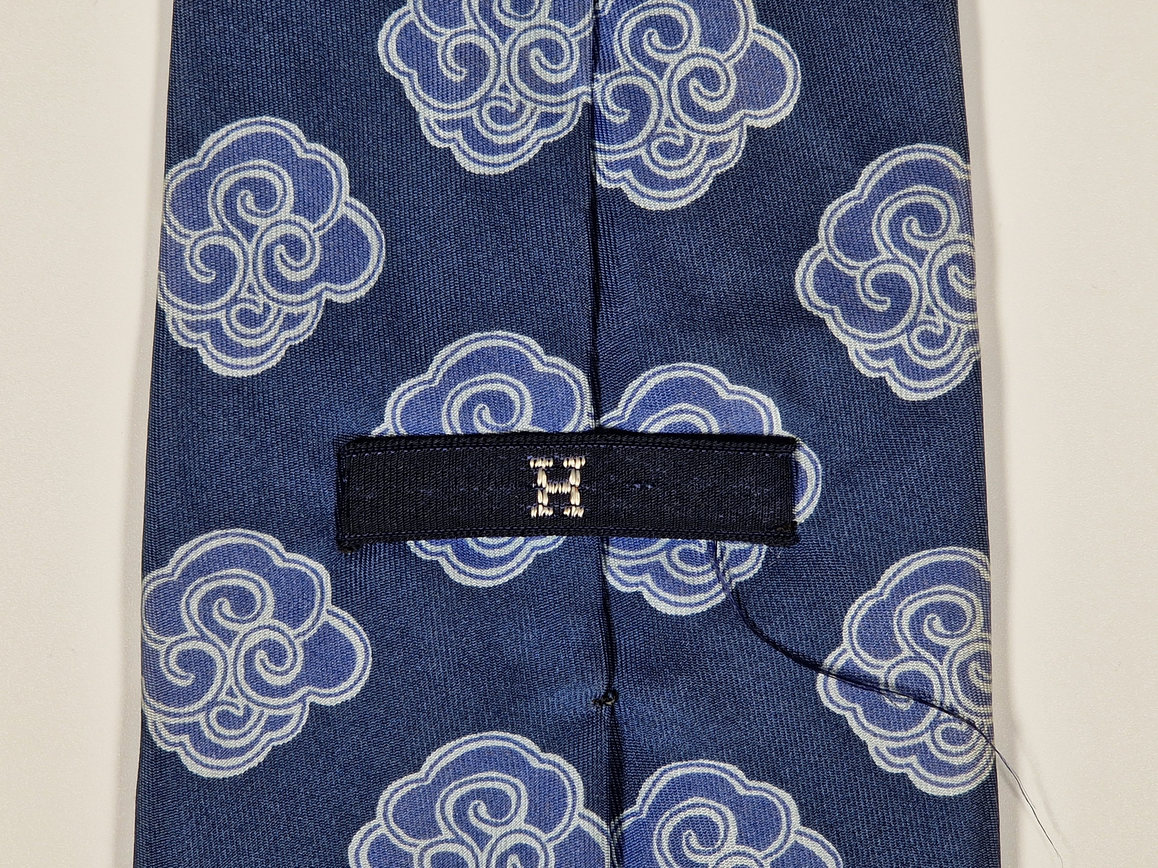 Vintage Hermès silk tie blue clouds 524 IA