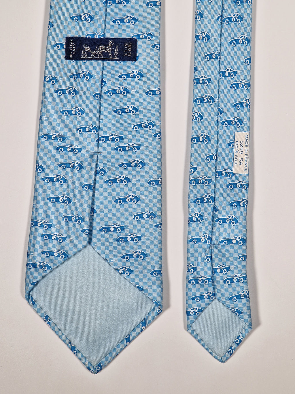 005259 Hermès tie light blue "Le Mans Classic" Hermès 5259 SA tie light blue
