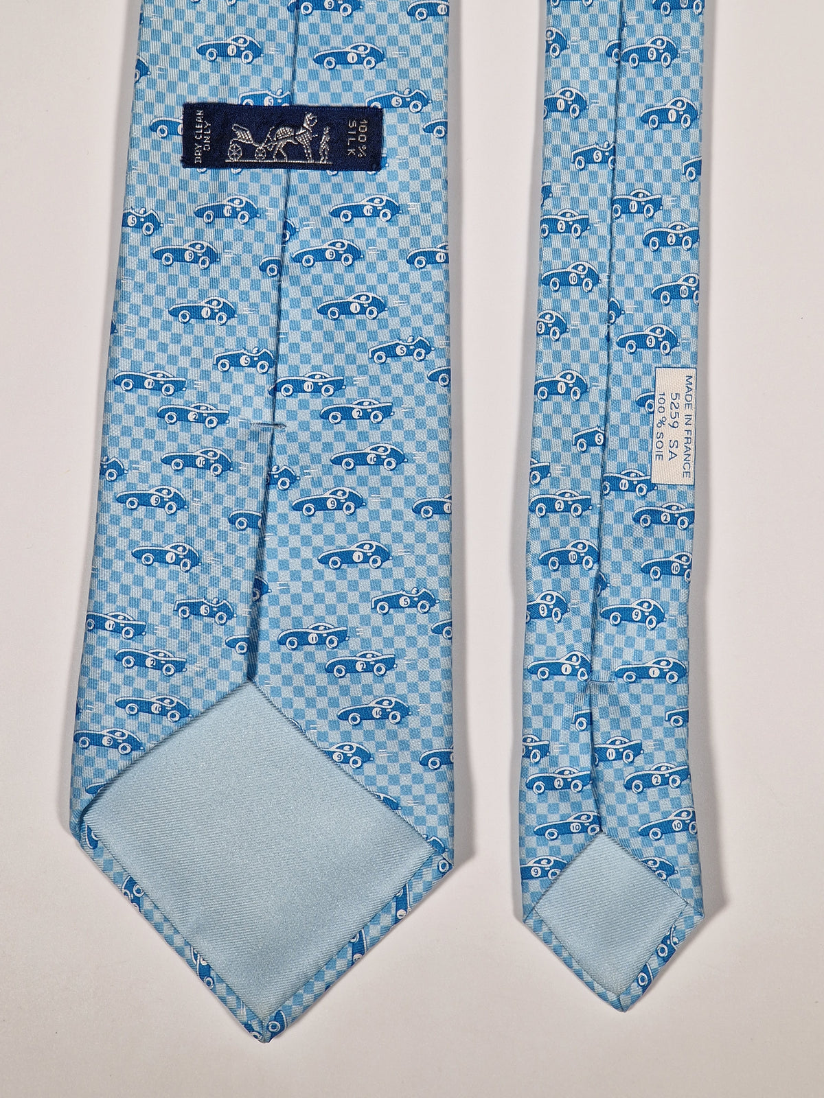 005259 Hermès tie light blue "Le Mans Classic" Hermès 5259 SA tie light blue