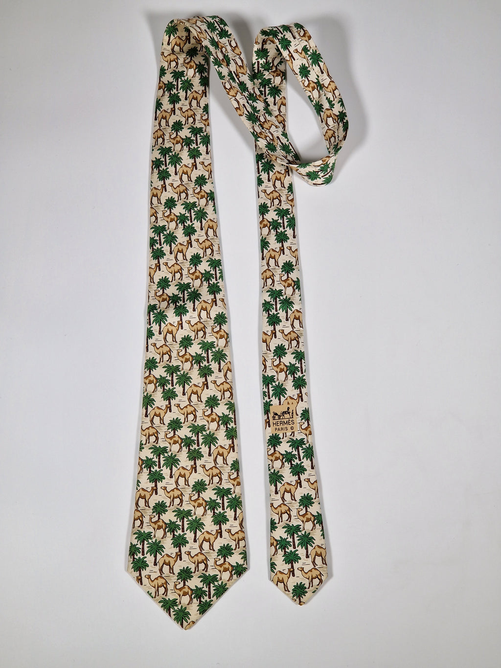 007418 Hermès tie white dromedary pattern 7418 HA