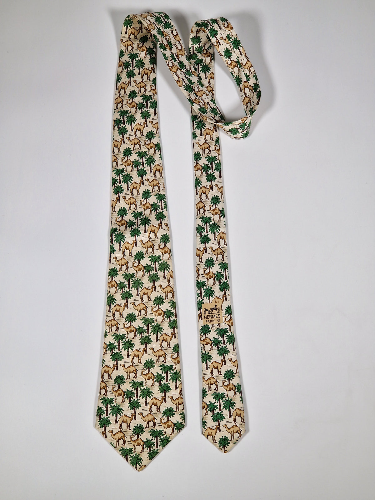 007418 Hermès tie white dromedary pattern 7418 HA