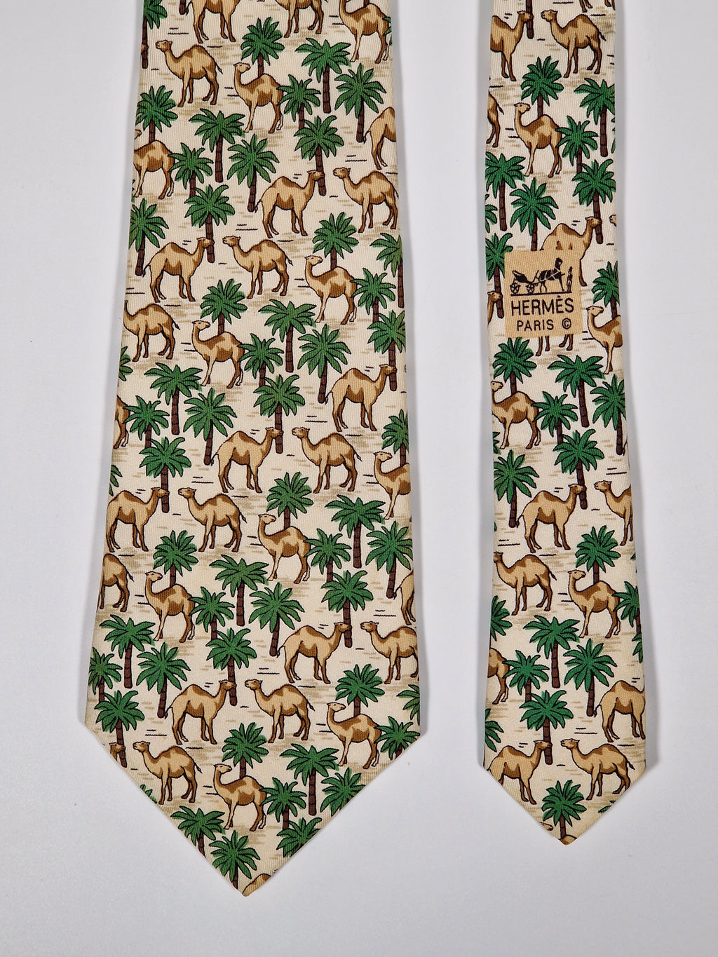 007418 Hermès tie white dromedary pattern 7418 HA