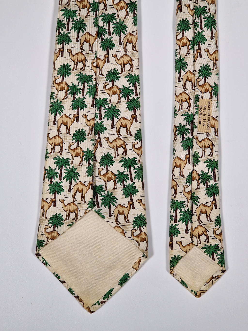 007418 Hermès tie white dromedary pattern 7418 HA