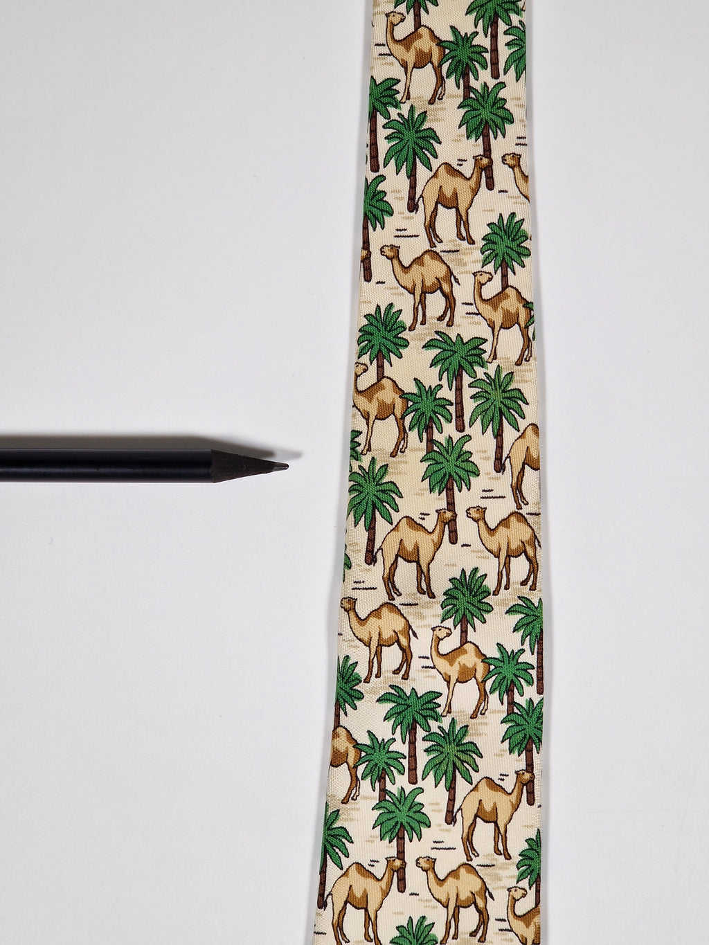 007418 Hermès tie white dromedary pattern 7418 HA
