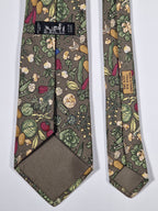 007460 Hermès tie green whimsical vegitables 7460 HA OBS color different in the object.