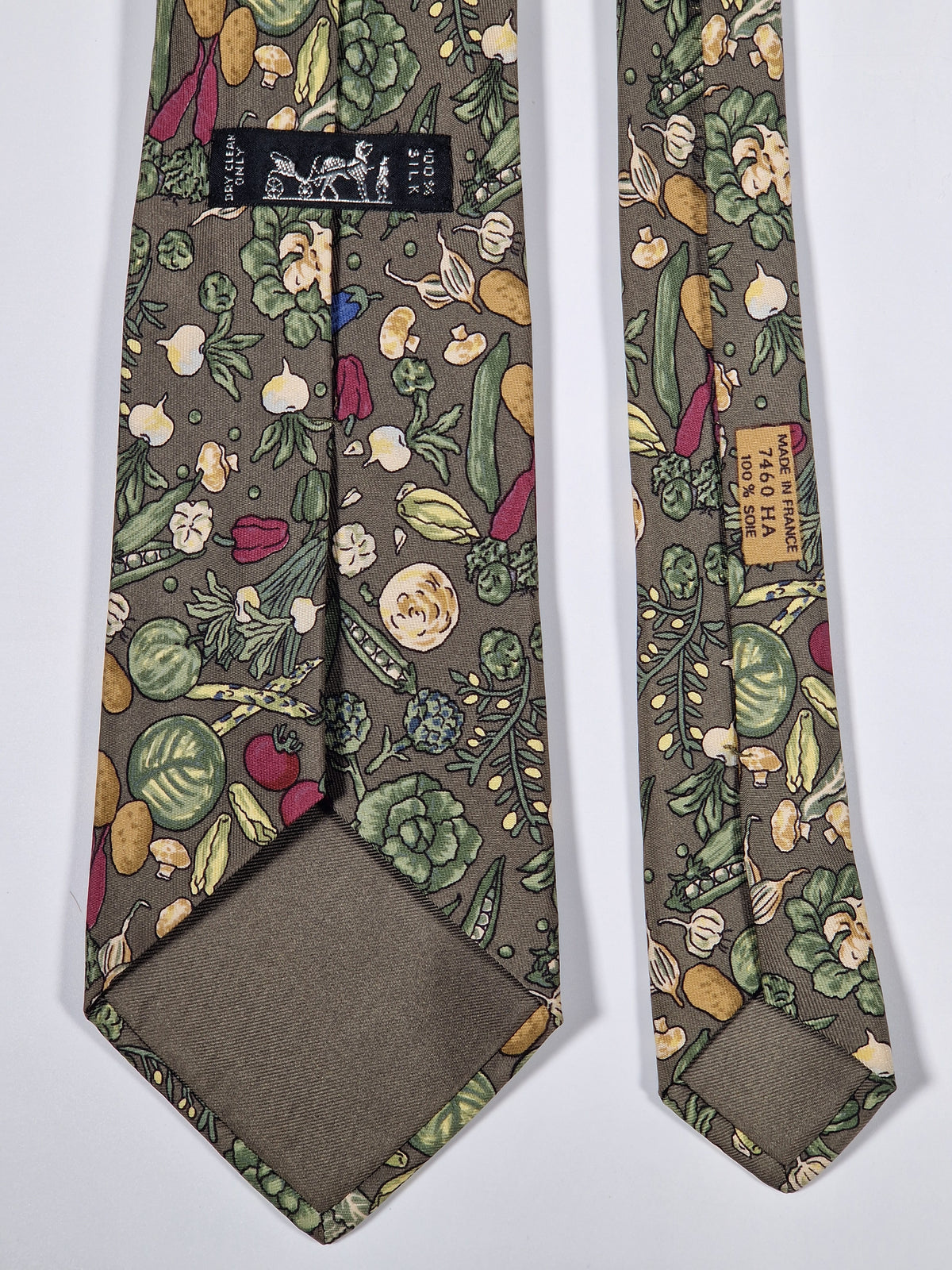 007460 Hermès tie green whimsical vegitables 7460 HA OBS color different in the object.