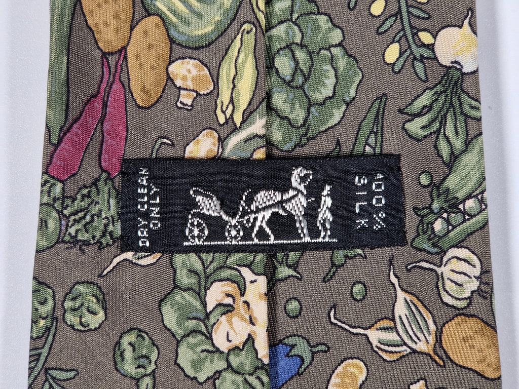 007460 Hermès tie green whimsical vegitables 7460 HA OBS color different in the object.