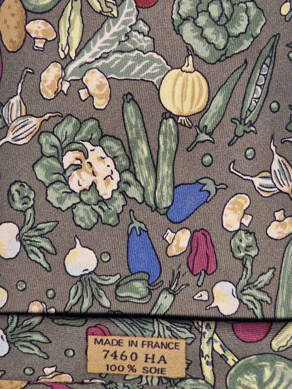 007460 Hermès tie green whimsical vegitables 7460 HA OBS color different in the object.