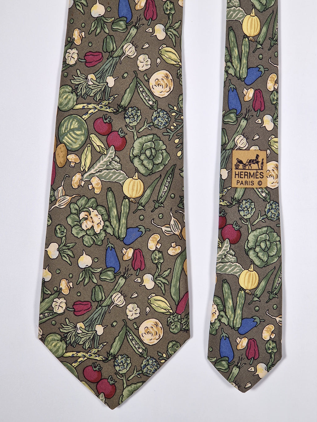 007460 Hermès tie green whimsical vegitables 7460 HA OBS color different in the object.