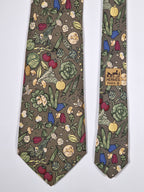 007460 Hermès tie green whimsical vegitables 7460 HA OBS color different in the object.