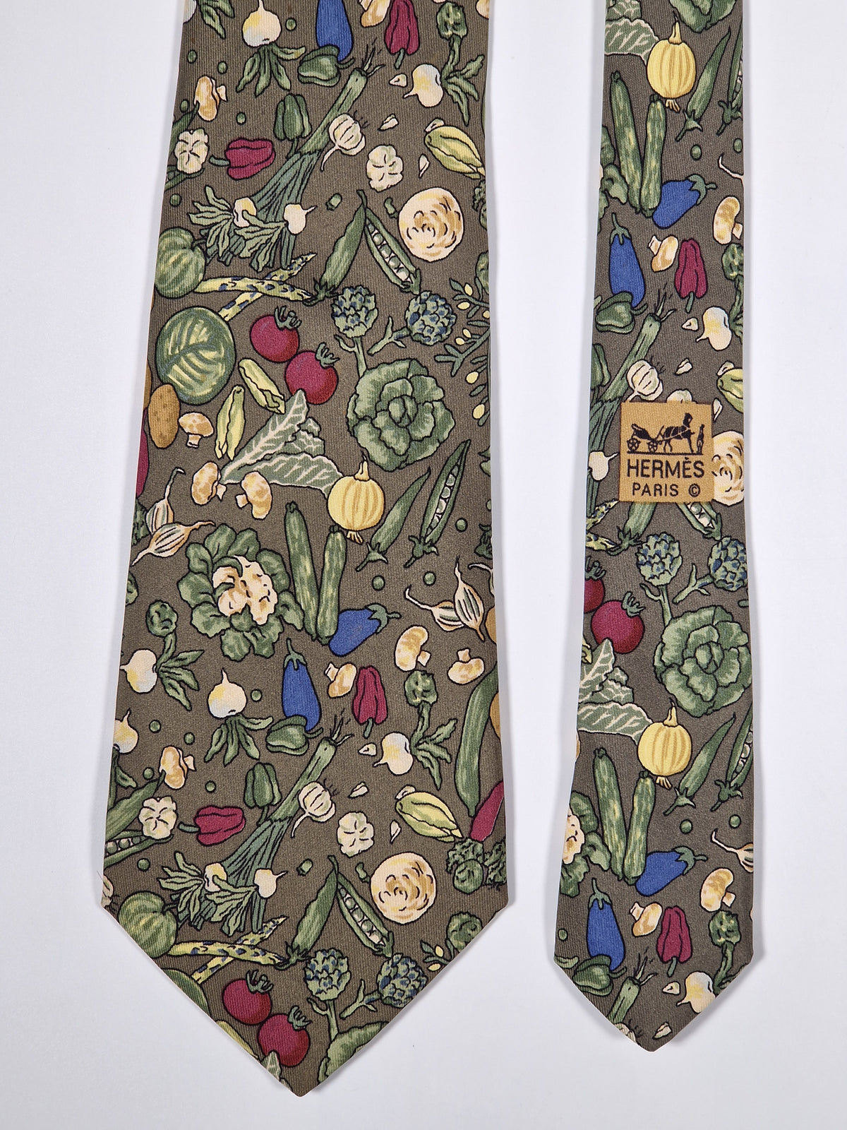007460 Hermès tie green whimsical vegitables 7460 HA OBS color different in the object.