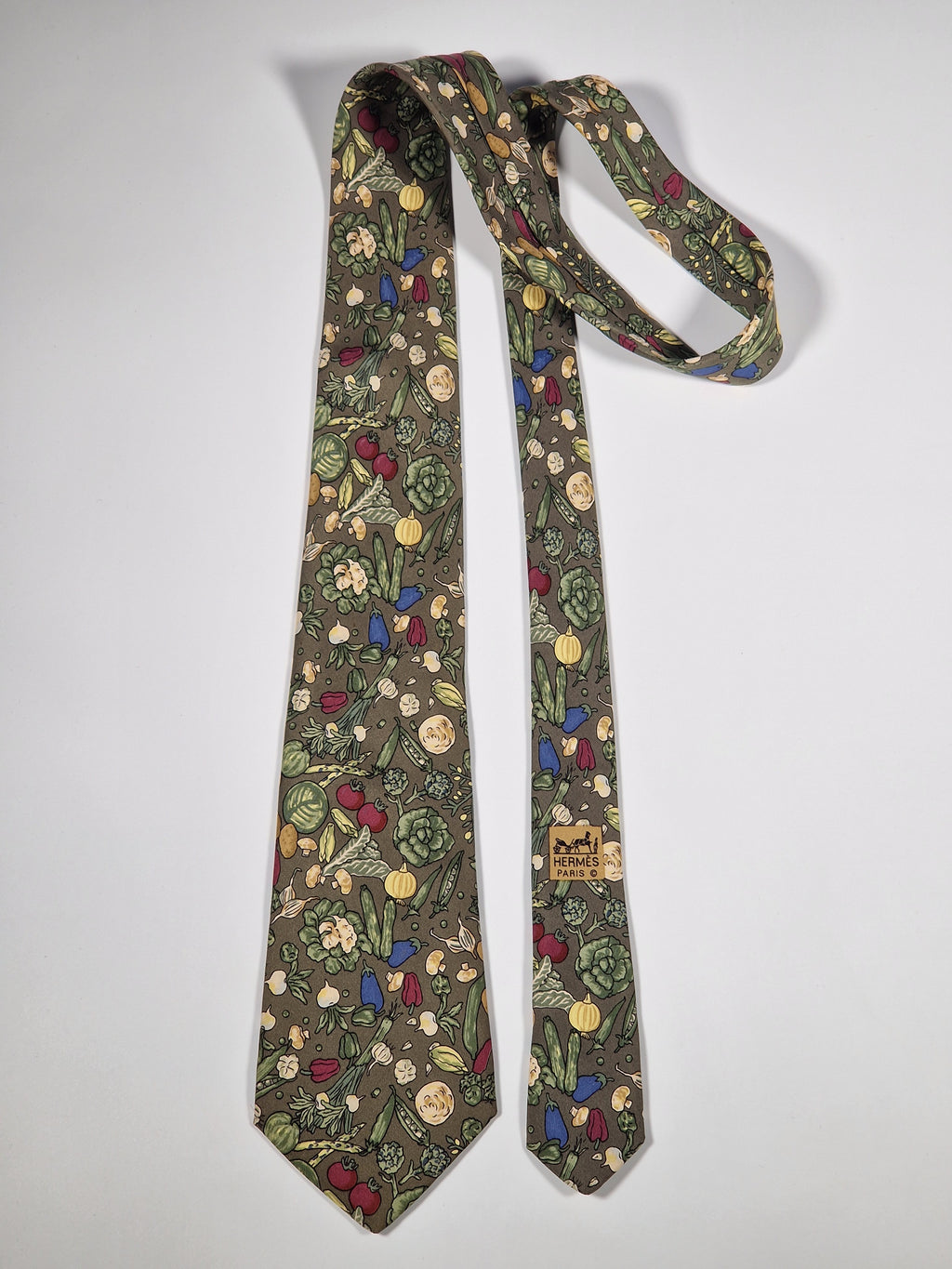 007460 Hermès tie green whimsical vegitables 7460 HA OBS color different in the object.