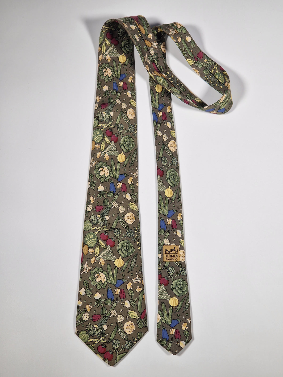 007460 Hermès tie green whimsical vegitables 7460 HA OBS color different in the object.
