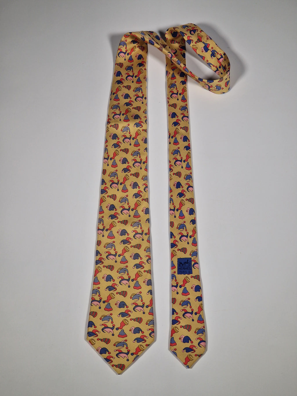 Hermès silk tie yellow jester hats pattern 7474 HA