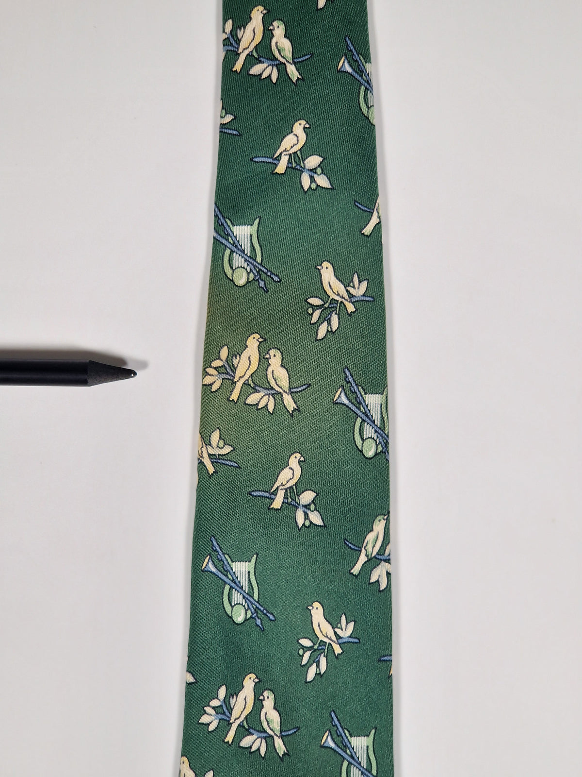 007593 Hermès tie green Bird and instruments 7593 SA