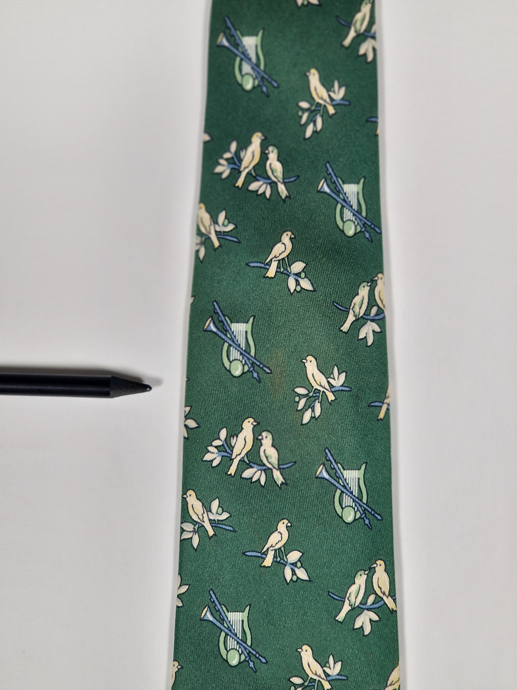 007593 Hermès tie green Bird and instruments 7593 SA