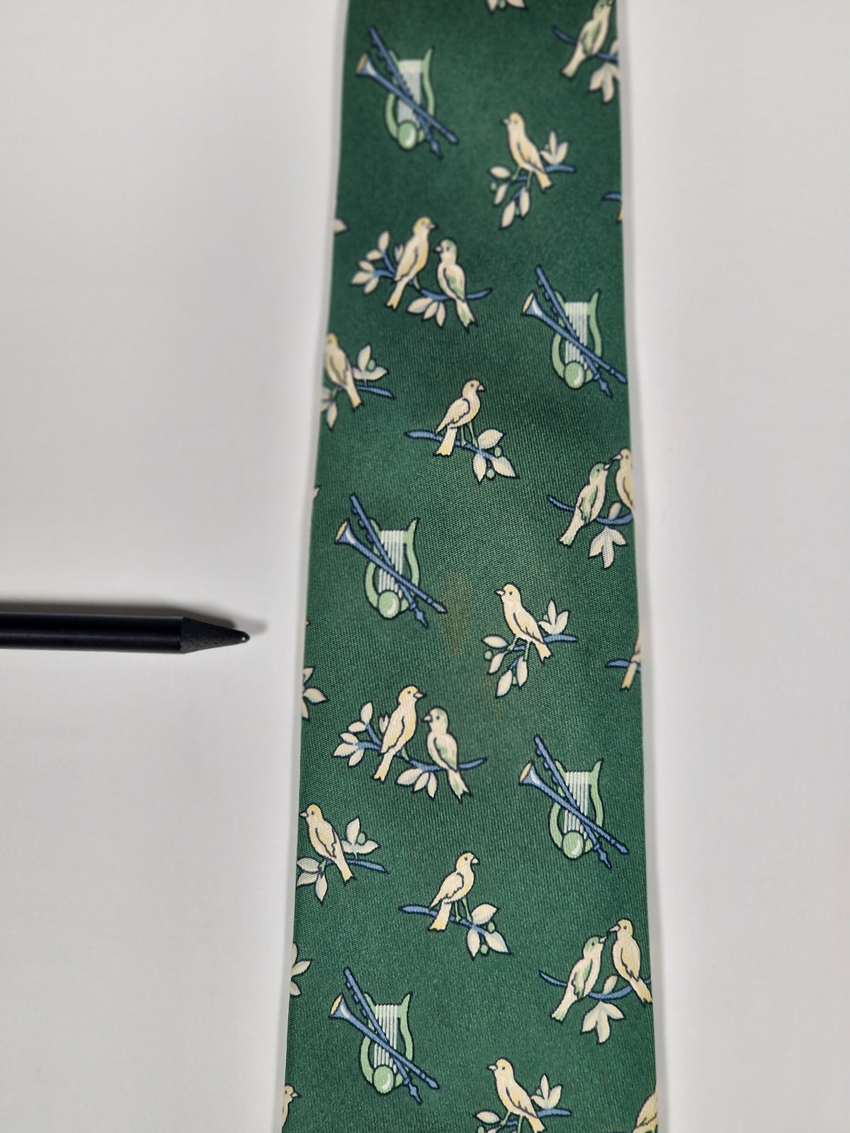 007593 Hermès tie green Bird and instruments 7593 SA