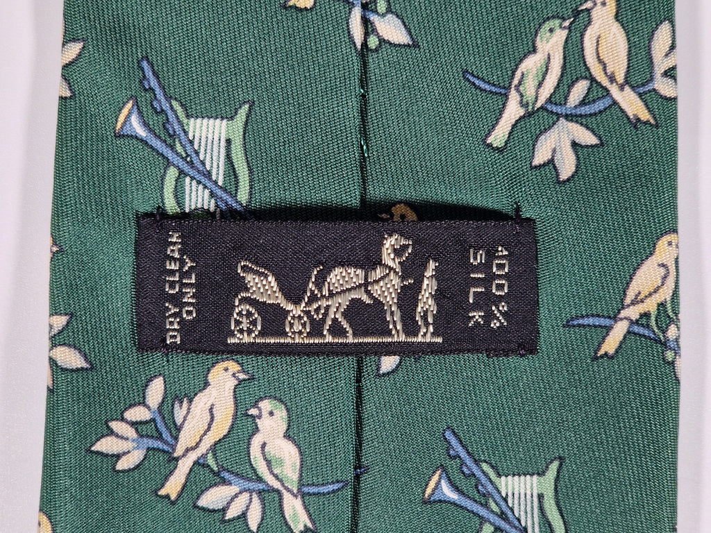 007593 Hermès tie green Bird and instruments 7593 SA