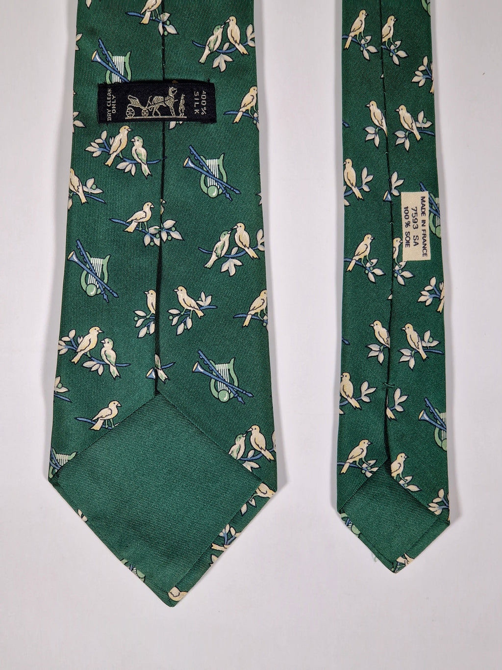 007593 Hermès tie green Bird and instruments 7593 SA