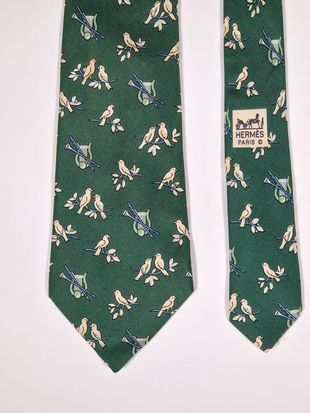 007593 Hermès tie green Bird and instruments 7593 SA