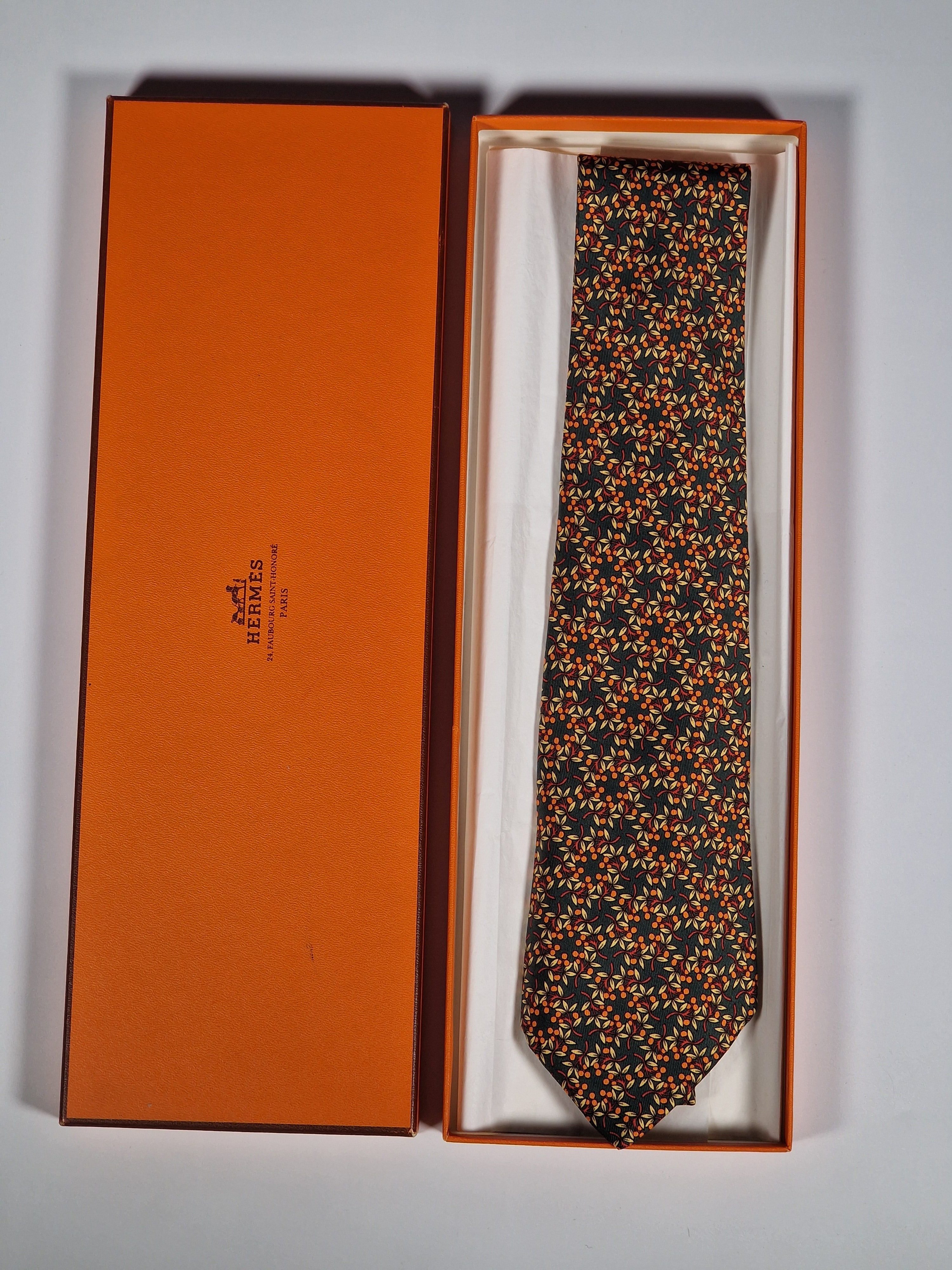 Hermés silk tie green flower pattern 7745 OA with box Box
