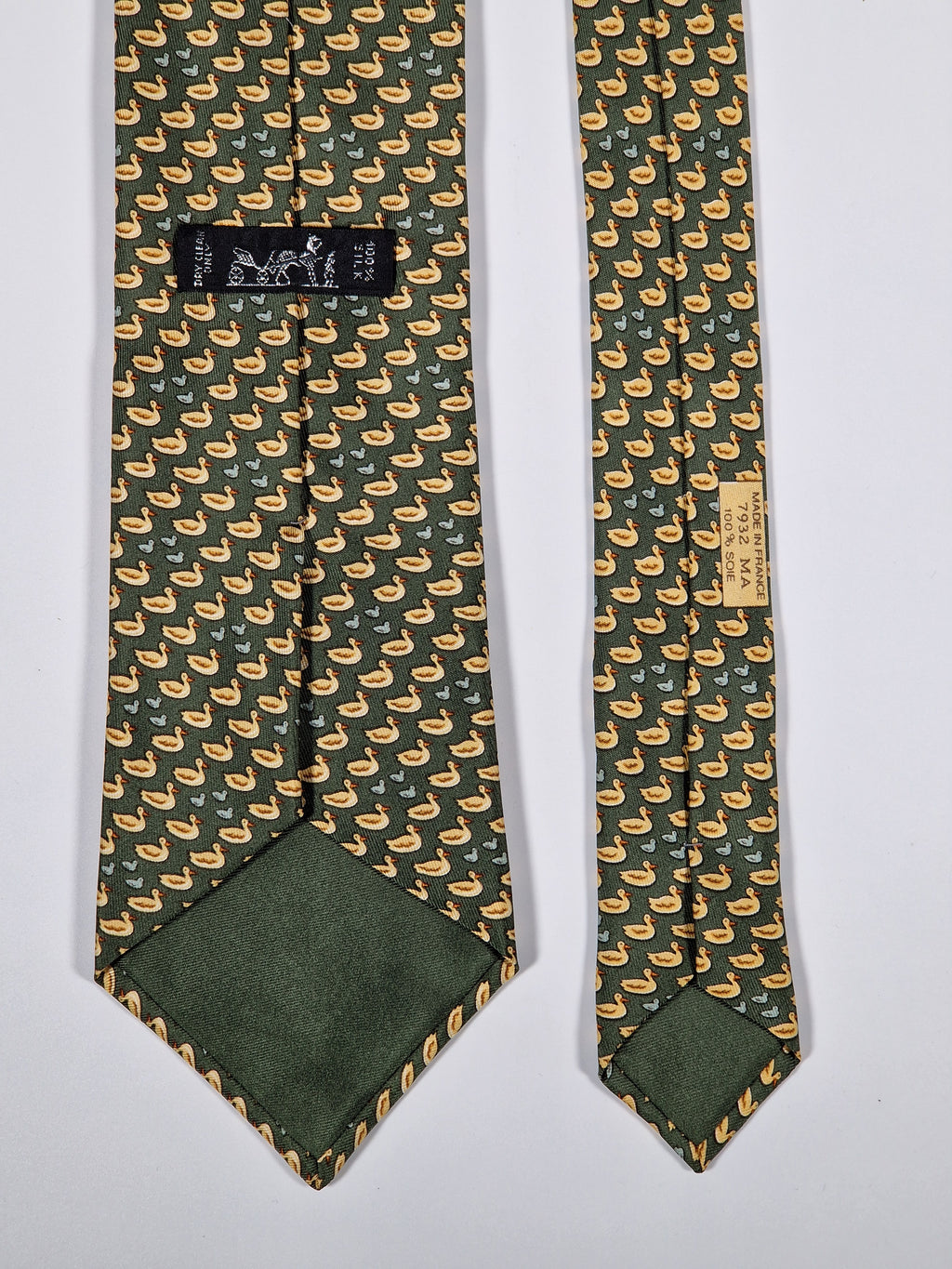 007932 Hermès tie Green duck whimsical pattern 7932 MA
