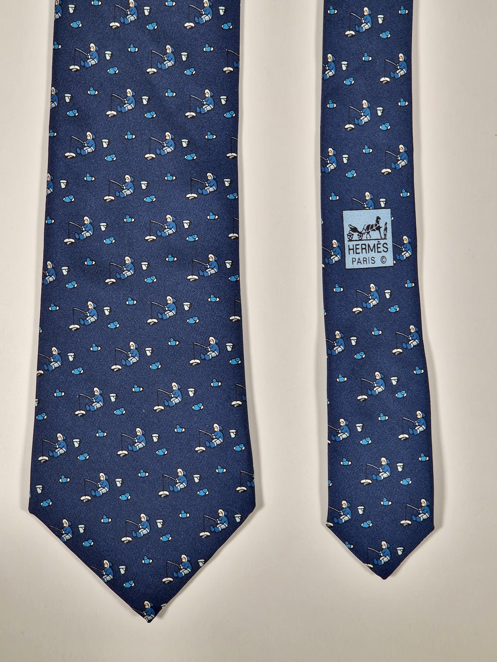 007933 Hermès tie isfishing whimsical pattern Hermès 7933 MA tie blue